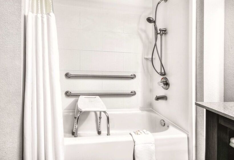 Отель La Quinta By Wyndham Victoria   South