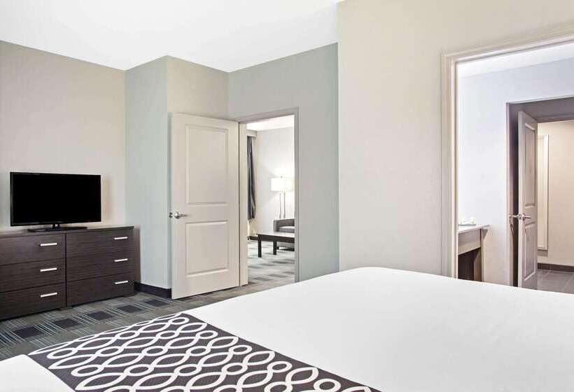 Отель La Quinta By Wyndham Victoria   South