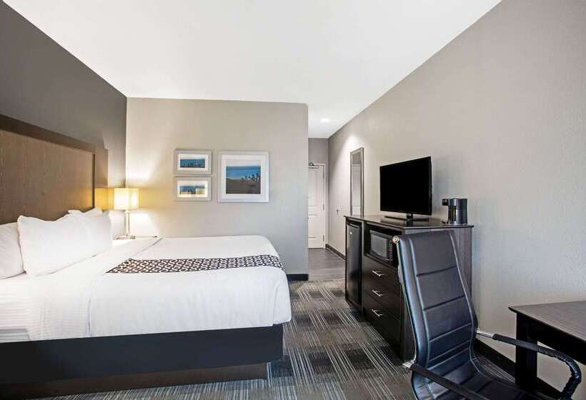 Отель La Quinta By Wyndham Victoria   South