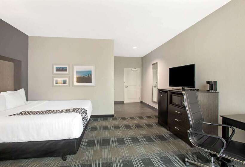 Отель La Quinta By Wyndham Victoria   South