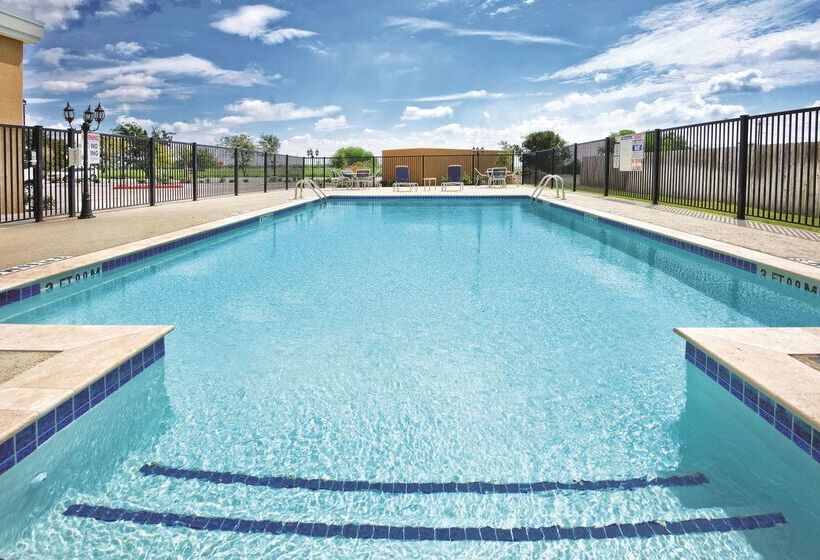 Отель La Quinta By Wyndham Victoria   South