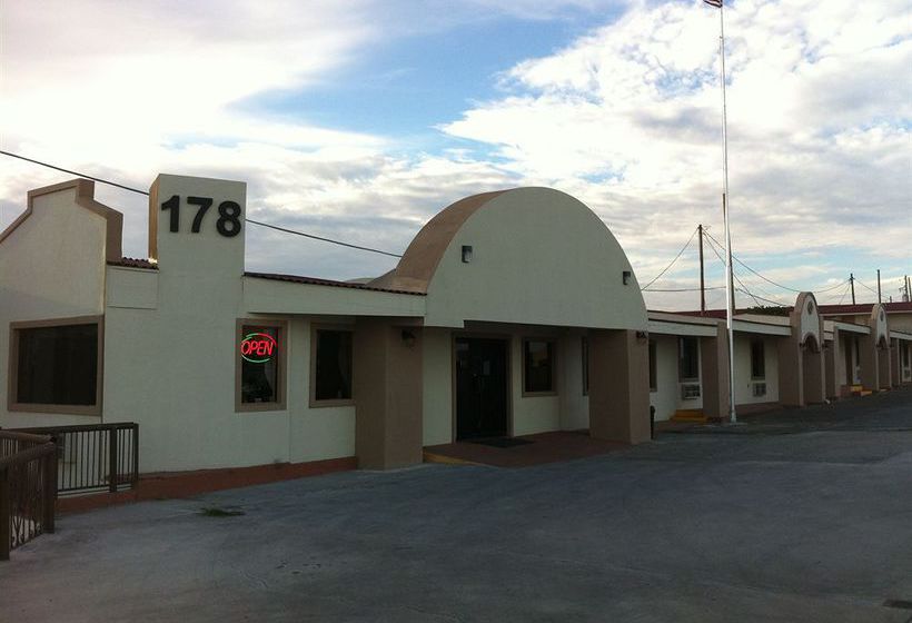 Отель Lakeview Inn & Suites