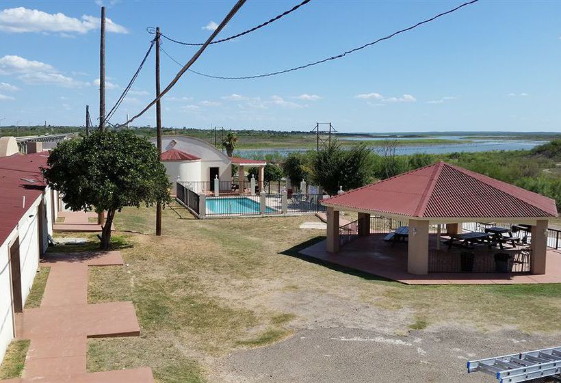 Отель Lakeview Inn & Suites