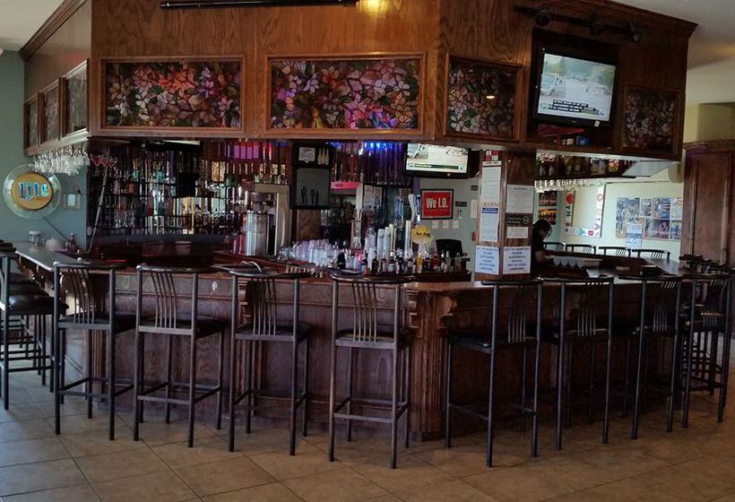 Отель Lakeview Inn & Suites