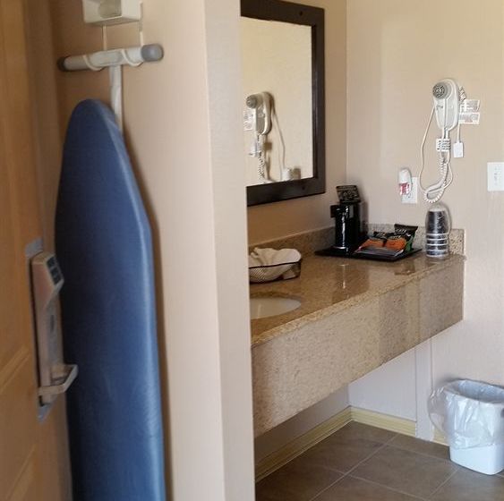 Отель Lakeview Inn & Suites