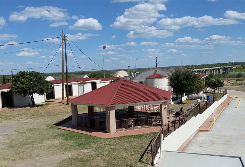 Отель Lakeview Inn & Suites