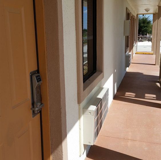 Отель Lakeview Inn & Suites