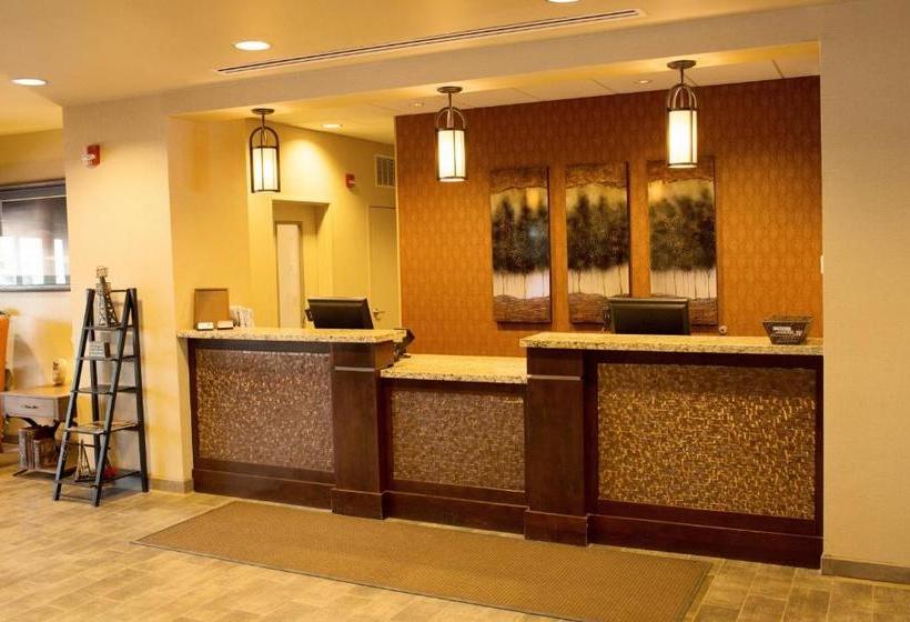 בית מלון כפרי Little Missouri Inn & Suites Watford City
