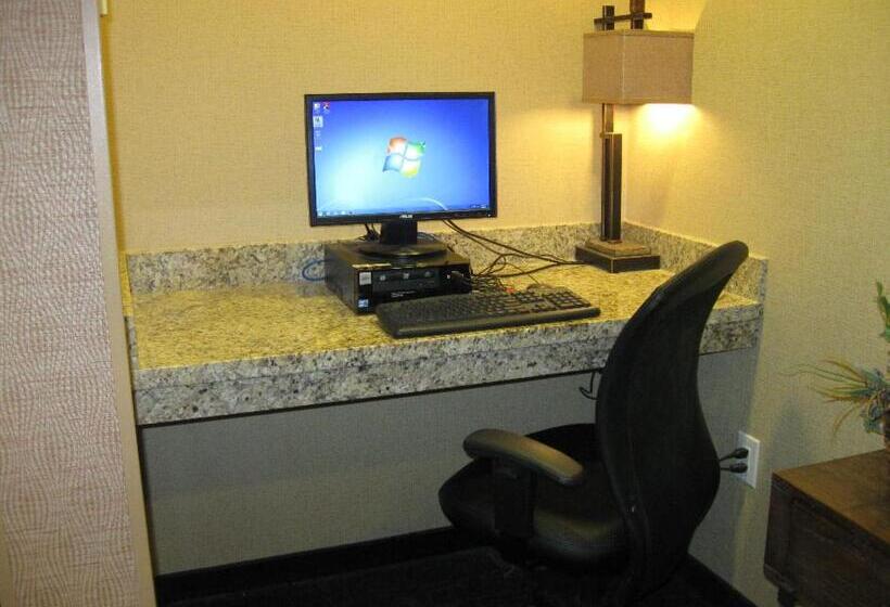 בית מלון כפרי Little Missouri Inn & Suites Watford City