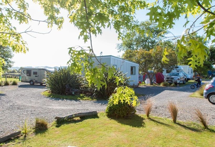 فندق Martinborough Top 10 Holiday Park