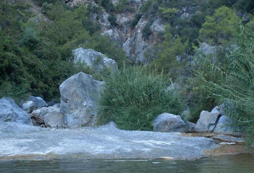 בית מלון כפרי Sarikampos Beach