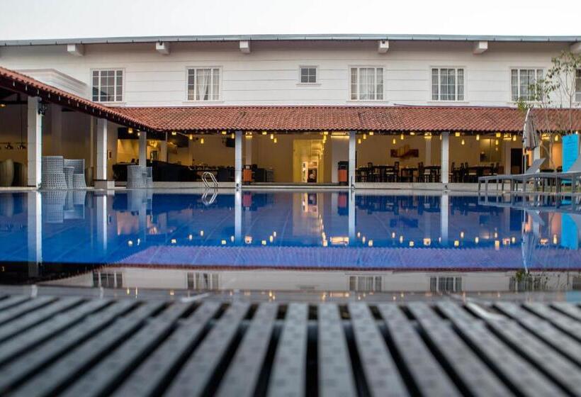 The Covanro Airport Hotel   Katunayake