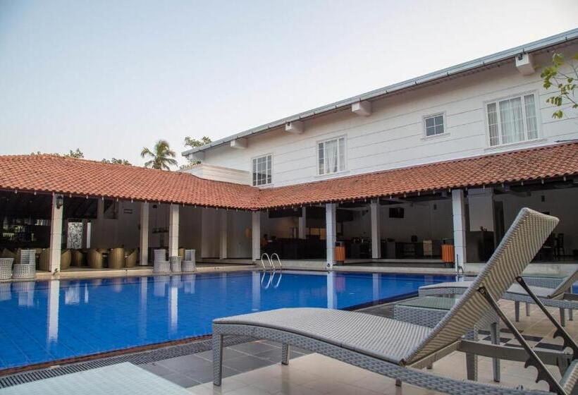 The Covanro Airport Hotel   Katunayake