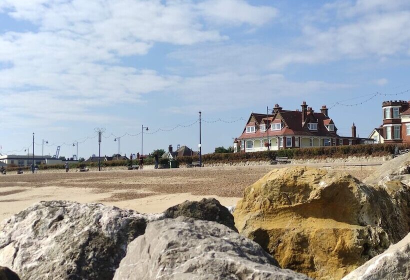 4 Buregate House, Felixstowe