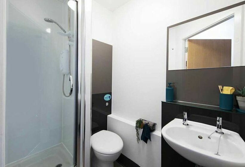 هاستل Vibrant Rooms Students Only   Coventry