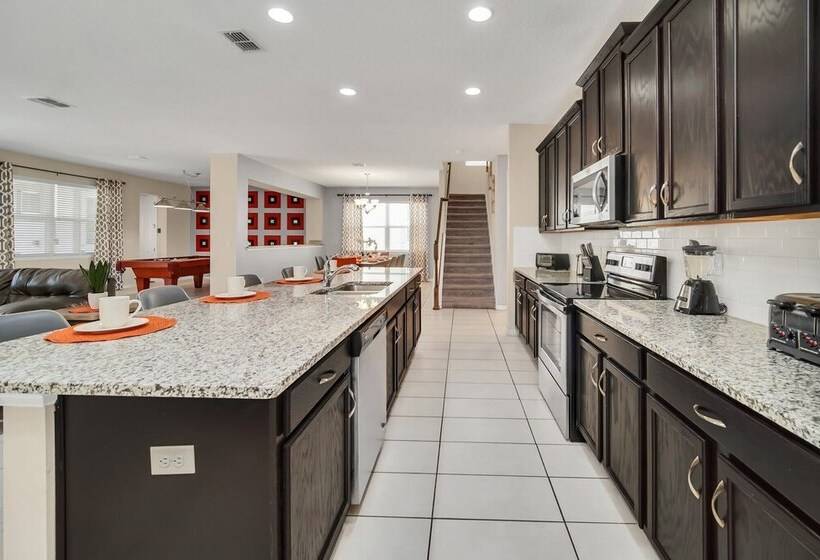 Avenger S, Frozen And Alice In Wonderland Themed Rooms! Private Pool And Modern Decor!