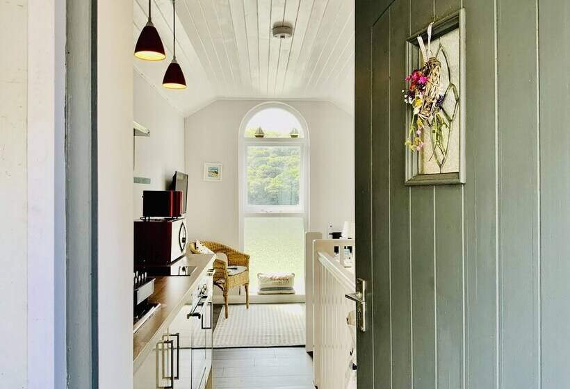 Beautiful 1 Bed Riversi Cottage Located In Malpas