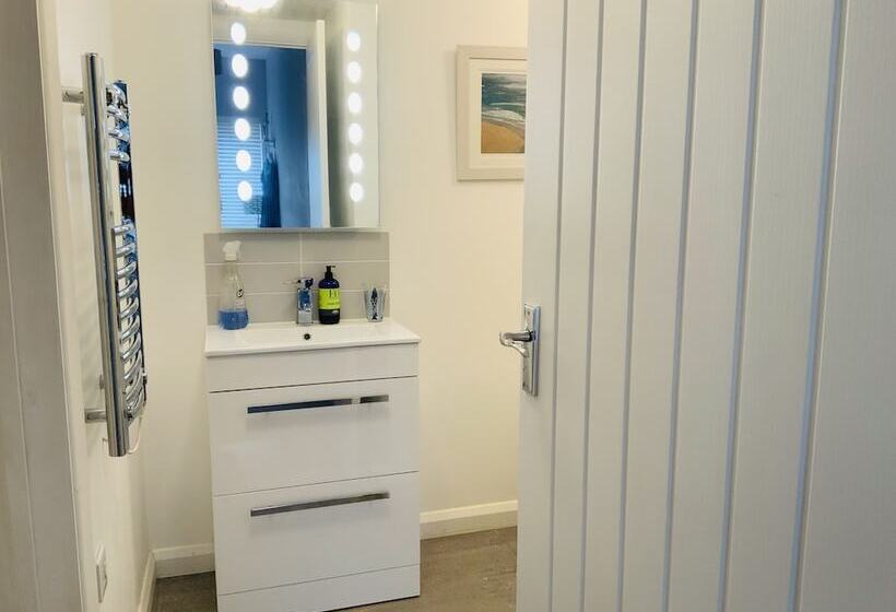 Beautiful 1 Bed Riversi Cottage Located In Malpas