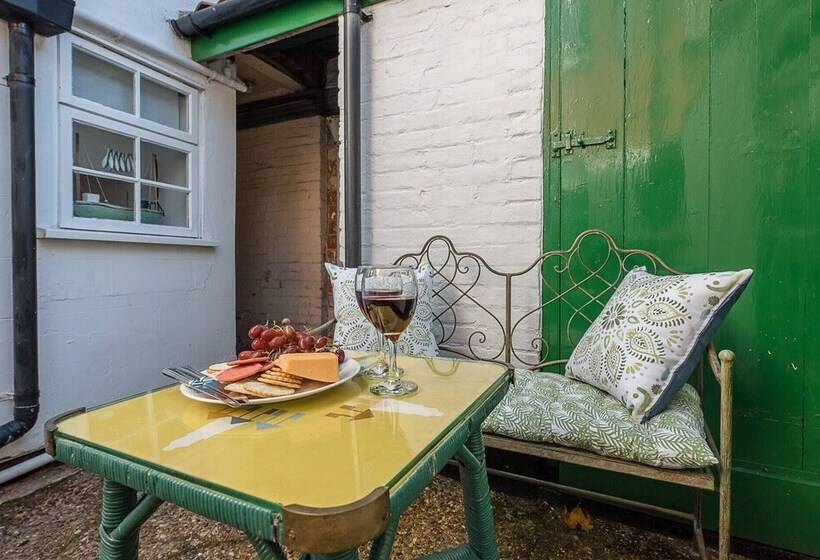 Bonheur, 16 Bartholomew Green, Southwold