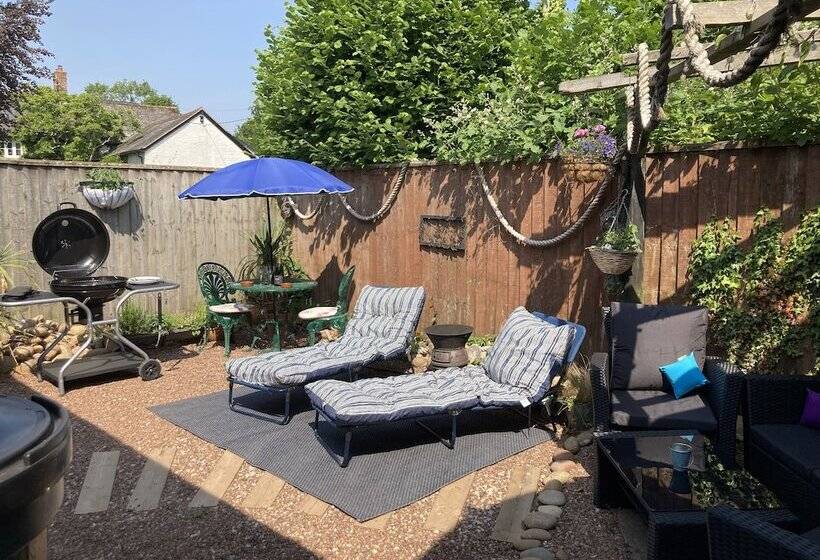Charming Gnome Cottage, In Devon Near Sidmouth