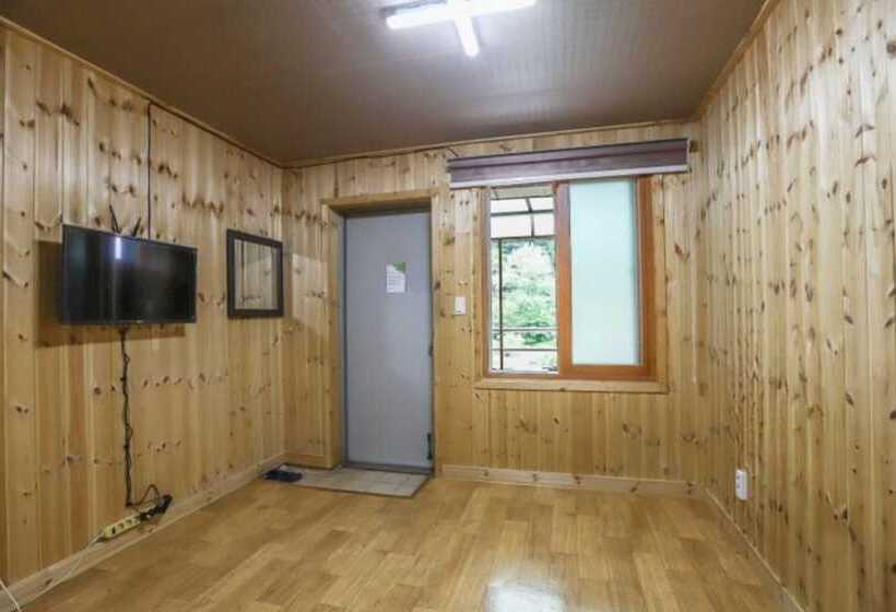 Cheongpyeonggyegok Bangju Pension