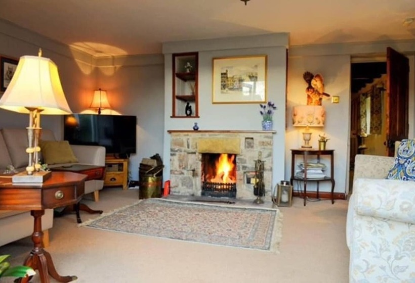 Cosy & Spacious Cottage In Scenic Village With Pub