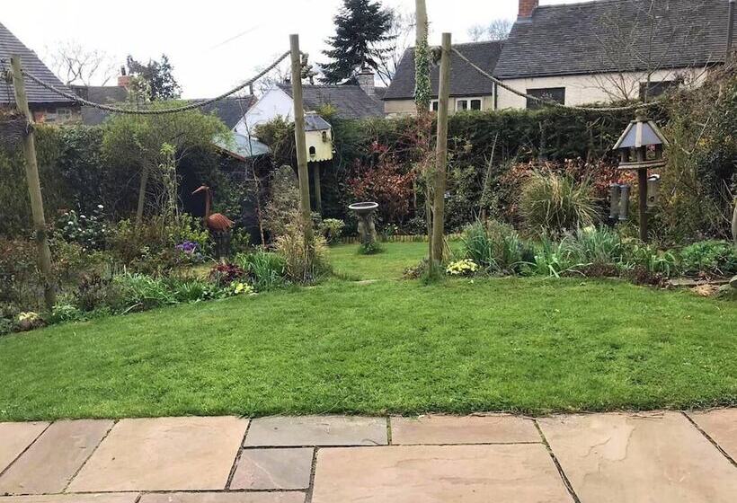 Cosy & Spacious Cottage In Scenic Village With Pub