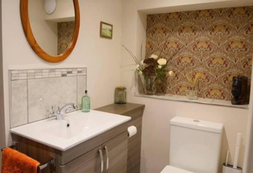 Cosy & Spacious Cottage In Scenic Village With Pub