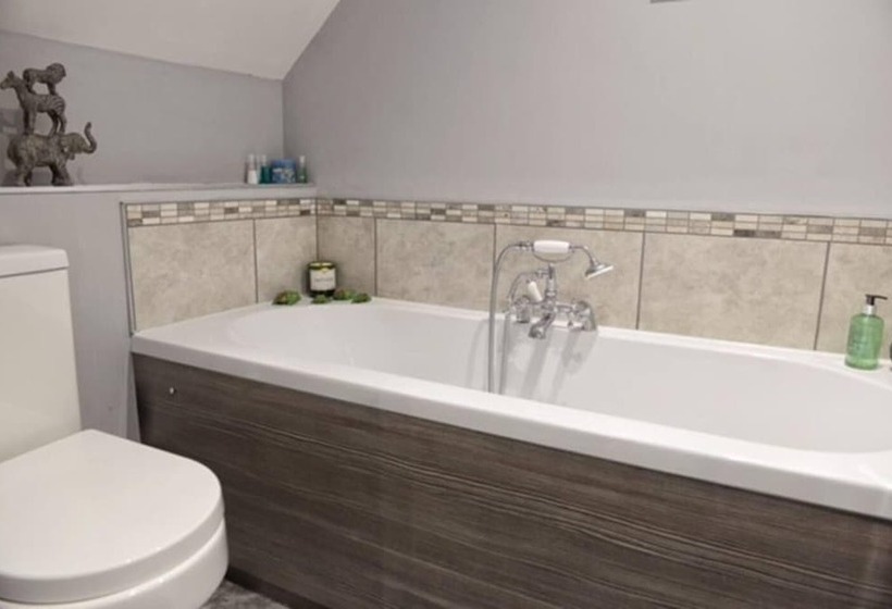 Cosy & Spacious Cottage In Scenic Village With Pub