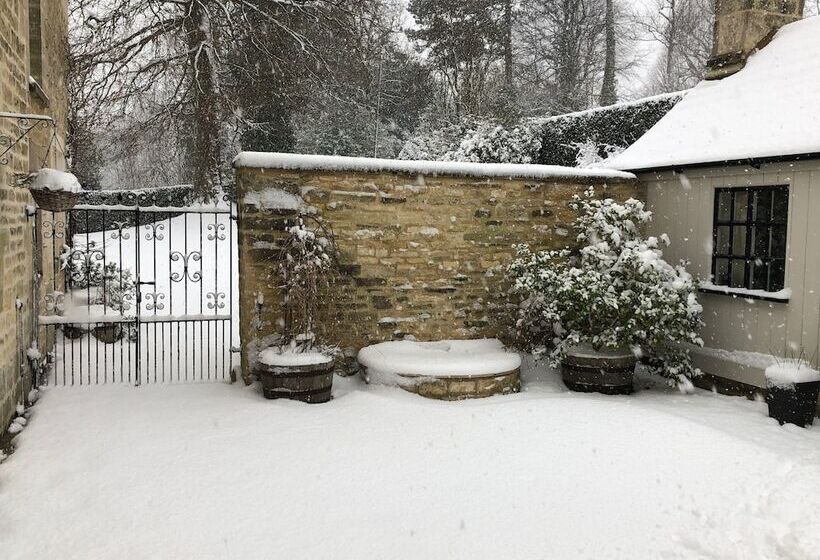 Courtyard Cottage Adults Only