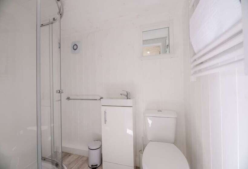 Honeysuckle Farm Hut 1   Suffolk Farm Holidays