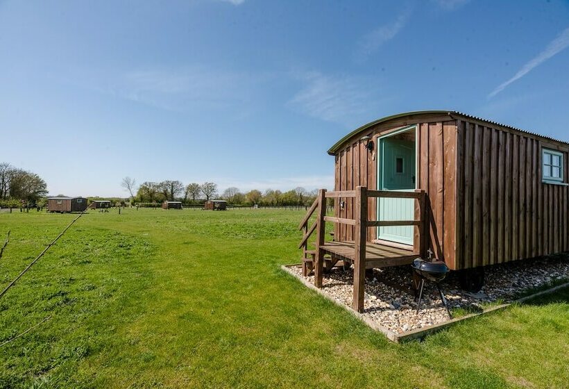 Honeysuckle Farm Hut 4   Suffolk Farm Holidays