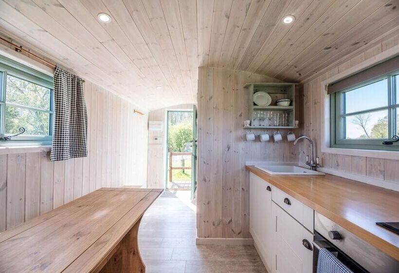 Honeysuckle Farm Hut 7   Suffolk Farm Holidays