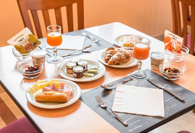 مسافرخانه Villa Maria