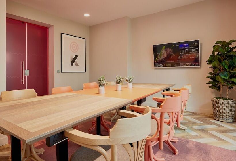 בית מלון כפרי Joivy At Vita London