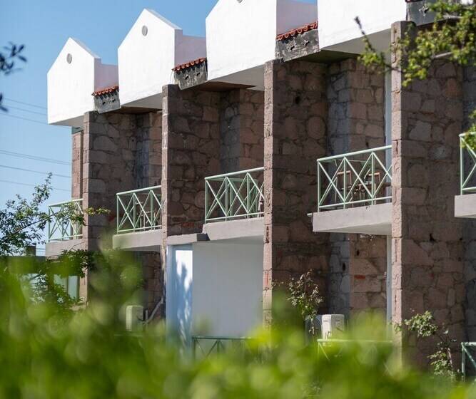 בית מלון כפרי Assos Troy Beach