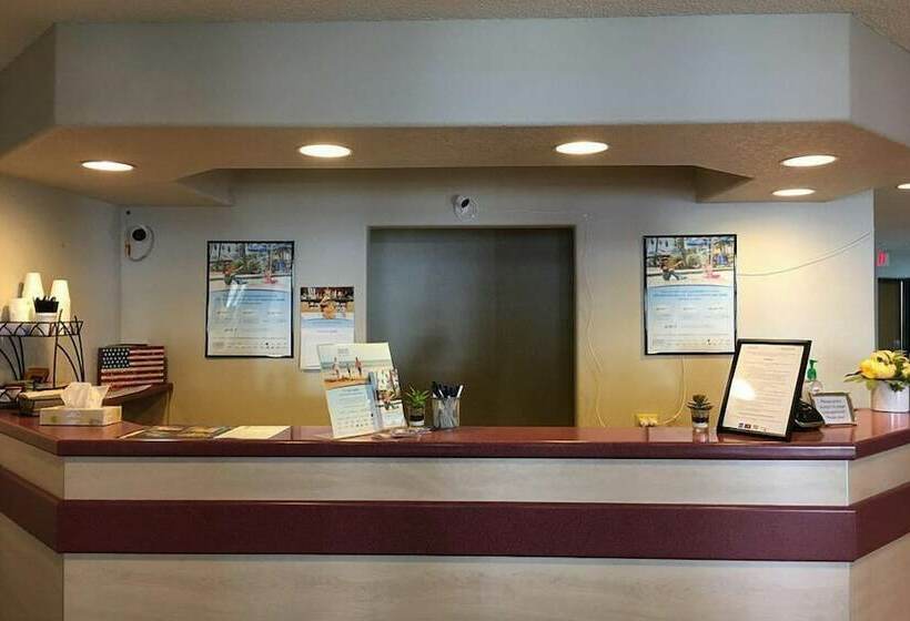 Отель Chadron Inn & Suites