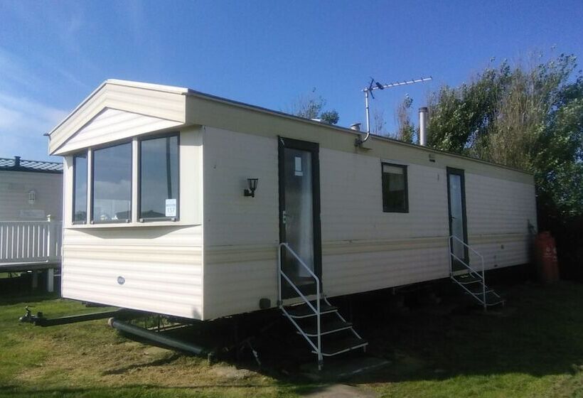 Отель River Views Dog Friendly Caravan 3 Bedrooms