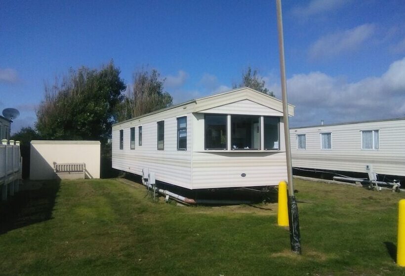 Отель River Views Dog Friendly Caravan 3 Bedrooms