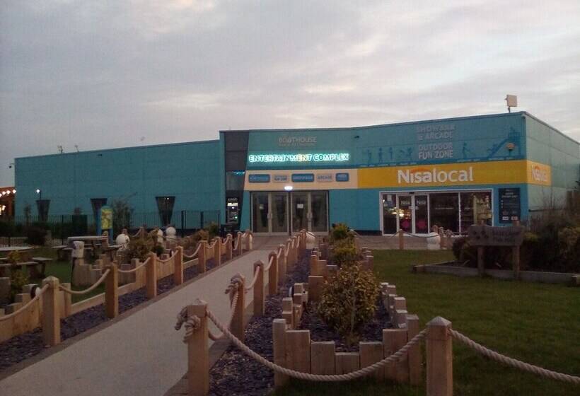 Отель River Views Dog Friendly Caravan 3 Bedrooms