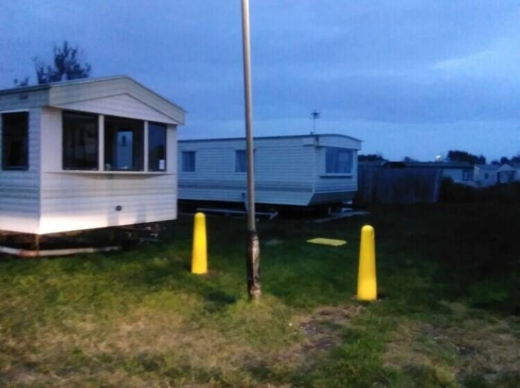 Отель River Views Dog Friendly Caravan 3 Bedrooms