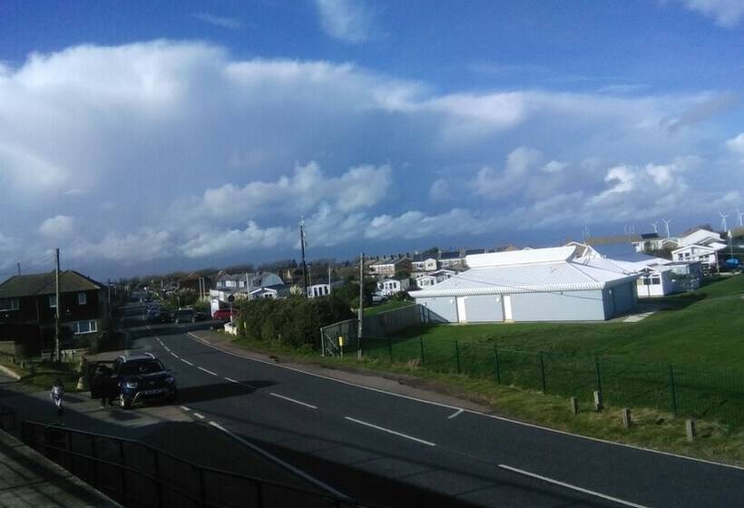 Отель River Views Dog Friendly Caravan 3 Bedrooms