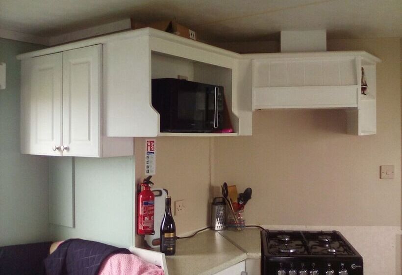 Отель River Views Dog Friendly Caravan 3 Bedrooms