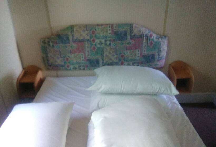 Отель River Views Dog Friendly Caravan 3 Bedrooms