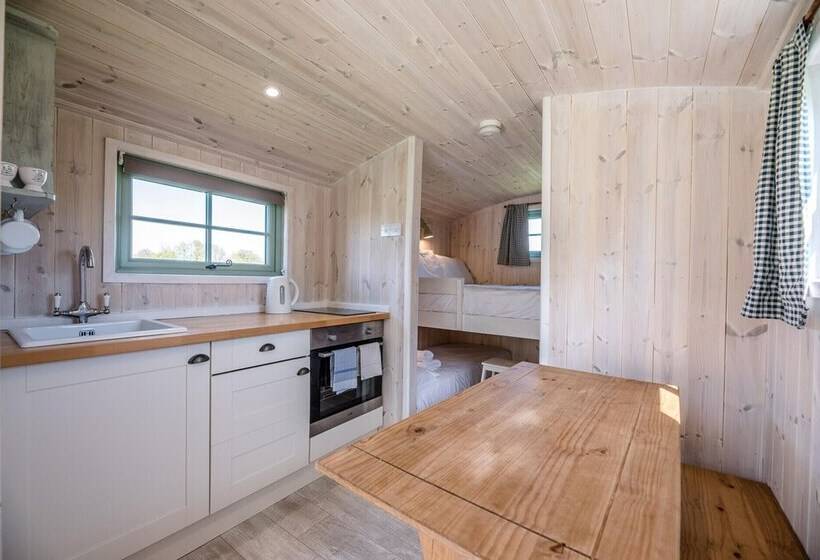 فندق Honeysuckle Farm Hut 3   Suffolk Farm Holidays