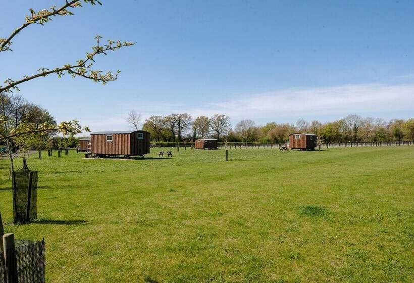 فندق Honeysuckle Farm Hut 3   Suffolk Farm Holidays