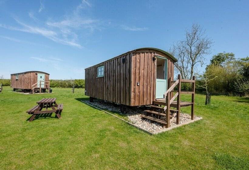 בית מלון כפרי Honeysuckle Farm Hut 3   Suffolk Farm Holidays