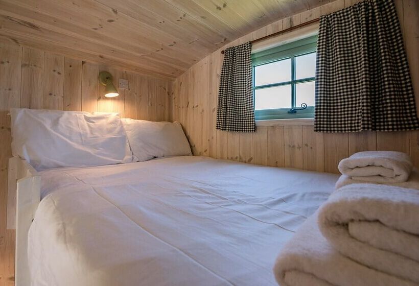 בית מלון כפרי Honeysuckle Farm Hut 3   Suffolk Farm Holidays