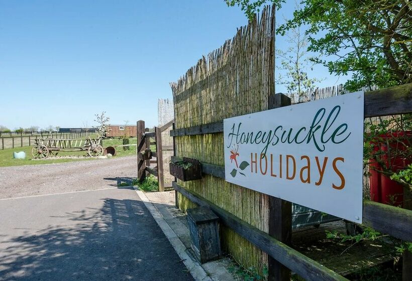 בית מלון כפרי Honeysuckle Farm Hut 3   Suffolk Farm Holidays