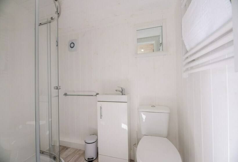 فندق Honeysuckle Farm Hut 3   Suffolk Farm Holidays